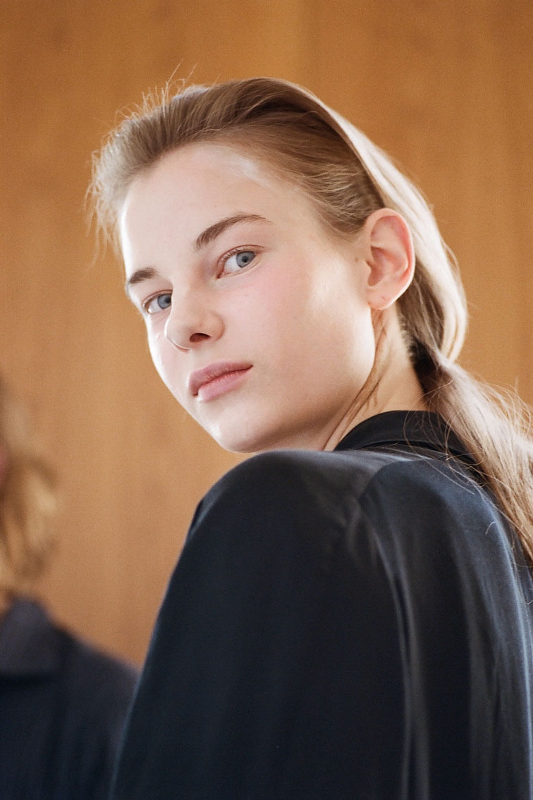 INA NIEHOFF - BACKSTAGE AT WILLIAM FAN SS17